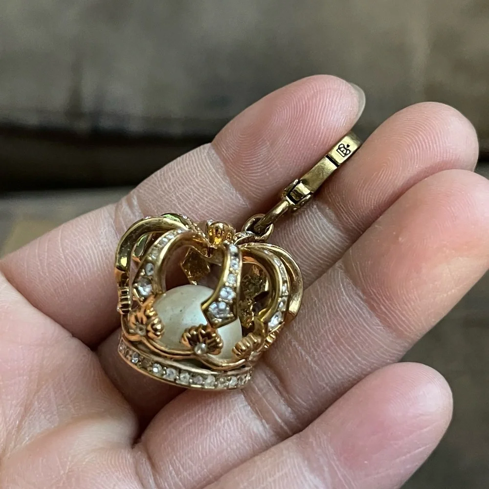 AUTHENTIC JUICY COUTURE RARE CROWN PEARL DOME CHARM BRACELET - Picture 3 of 7